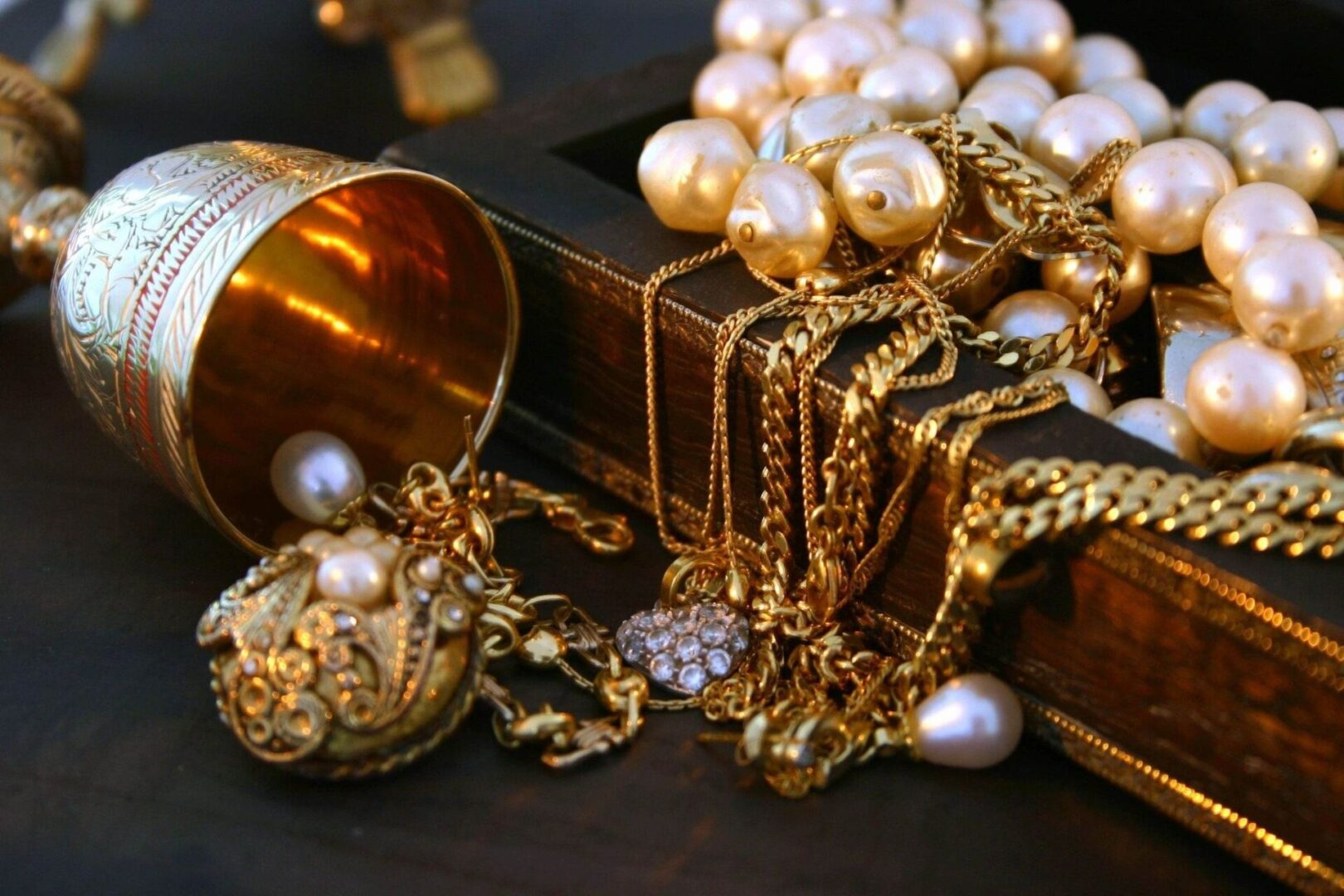 A table with many different types of jewelry.