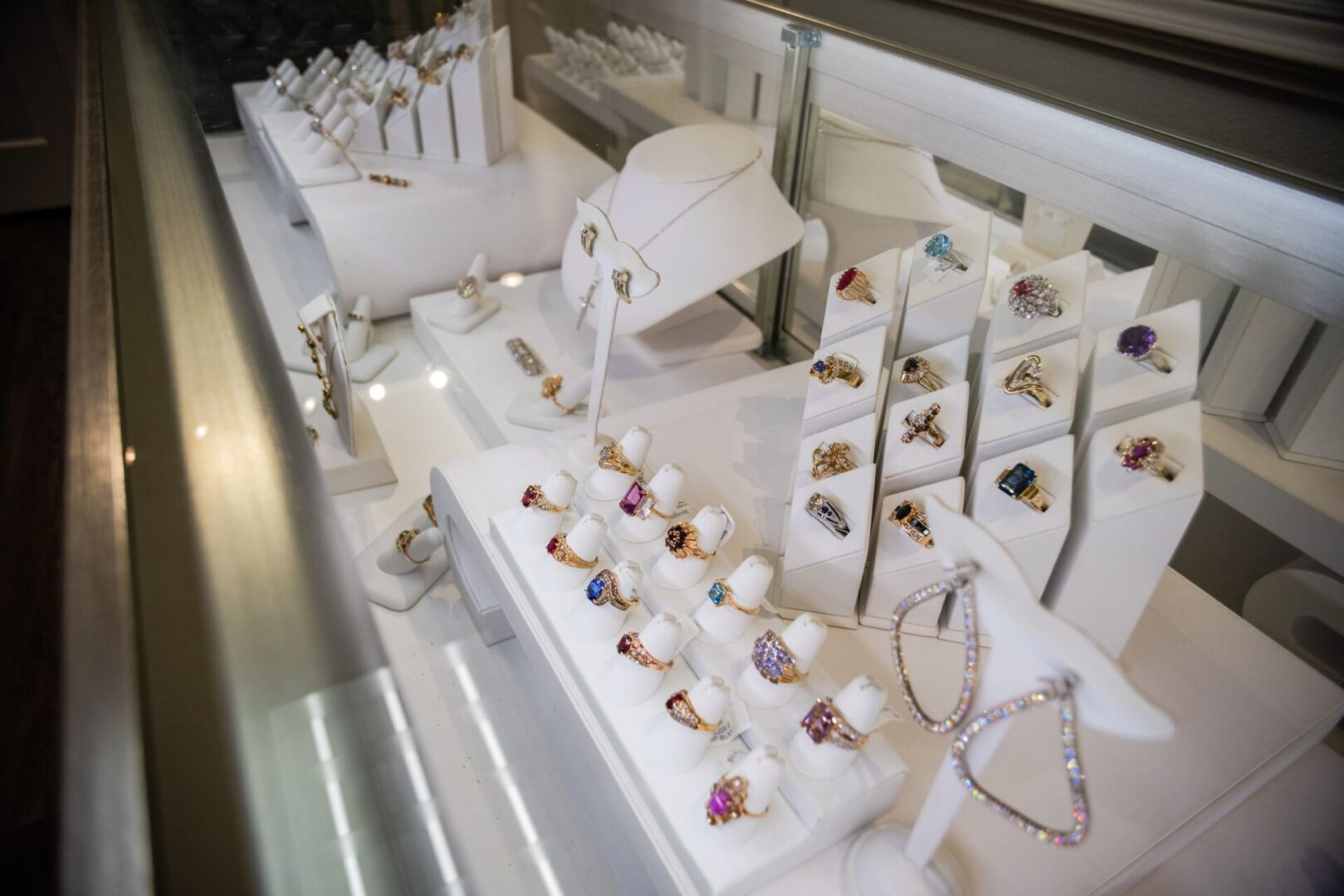A display case filled with lots of jewelry.