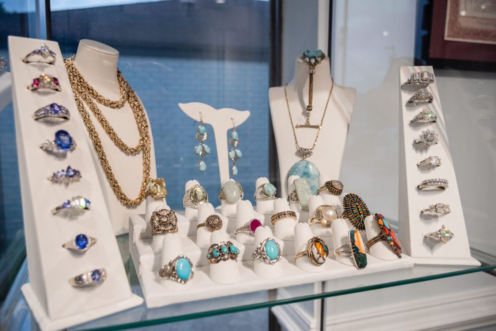 A display case with many different jewelry on it.